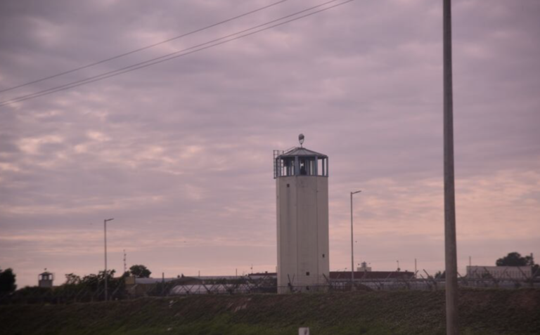 Investigan la muerte de un interno en Bouwer